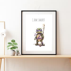 Op de afbeelding: Een printbare kunstprint met een cartoonillustratie van een Teenage Mutant Ninja Turtle die een staf vasthoudt. De achtergrond is een aquarelwas in blauw en paars. De tekst "I AM SMART" is in zwart bovenaan de print gedrukt.
