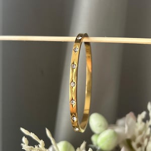 Bracelet bloc avec pierres précieuses | Manchette plaquée or