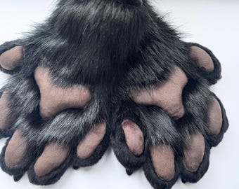 Traje de piel sintética negra realista con almohadillas marrones, guantes de piel de animal hechos a mano.
