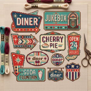 Puede incluir: Un patrón de punto de cruz sobre tela beige con varios letreros de estilo retro que incluyen DINER, JUKEBOX, CHERRY PIE y SODA FOUNTAIN. El diseño usa hilo rojo, azul verdoso y azul oscuro. Se incluyen dos madejas de hilo y tijeras de metal.
