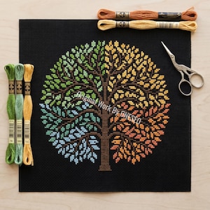 Puede incluir: Un diseño de punto de cruz de un árbol dividido en cuatro estaciones, con hojas verdes, azules, amarillas y naranjas. El diseño está sobre tela negra, con hilo de bordar y tijeras. El texto dice "Original Work By ONESEO".