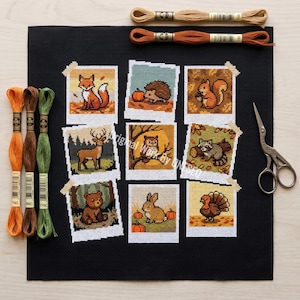 Puede incluir: Diseños de punto de cruz con animales otoñales, como un zorro, erizo, ardilla, ciervo, búho, mapache, oso, conejo y pavo. Los diseños se presentan como imágenes estilo polaroid sobre un fondo negro, con hilo de bordar y tijeras.