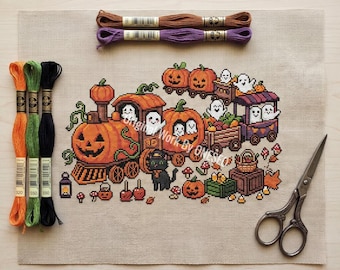 Op de afbeelding: Een kruissteekpatroon op beige stof met een Halloween-trein van pompoenen, geesten en een zwarte kat. Het ontwerp bevat kleine pompoenen, snoepjes en paddenstoelen. Vijf strengen borduurgaren en een metalen schaar zijn inbegrepen.