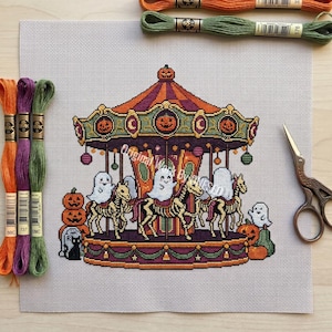 Patrón de punto de cruz de carrusel fantasma de carnaval embrujado, muestrario de arte popular de calabaza mágica con caballo esqueleto kawaii espeluznante, gráfico de punto contado en PDF