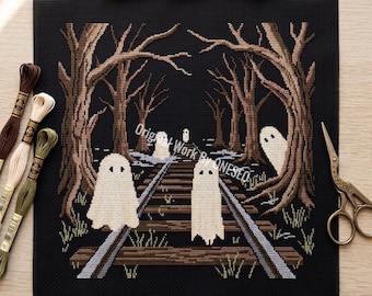 Halloween-Kreuzstichmuster „Geisterbahn“, gruselige Geisterzugstrecke, düsterer Cottagecore-Stil, unheimlicher Wald, Zählmuster-Kreuzstich
