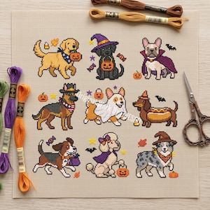 Puede incluir: Un patrón de punto de cruz sobre tela beige con nueve perros disfrazados de Halloween, incluyendo un golden retriever, un perro negro con sombrero de bruja, un bulldog francés con capa, un pastor alemán, un corgi fantasma, un teckel perrito caliente, un beagle, un caniche y un perro moteado, con hilo de bordar y tijeras.