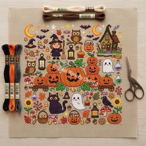 Op de afbeelding: Een kruissteekpatroon op beige stof met Halloween-motieven zoals pompoenen, een zwarte kat, spoken, een uil, een heks, een huis en lantaarns. Het ontwerp bevat de tekst Original Work By ONESEO, borduurgaren en een schaar.