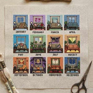 Könnte beinhalten: Ein Kreuzstich-Sampler, der zwölf monatliche Szenen durch ein Fenster zeigt. Jede Szene zeigt ein Wohnzimmer mit Sofa, Lampe und saisonalen Dekorationen. Die Monate sind unter jeder Szene beschriftet. Stickgarn und Schere im Vordergrund.