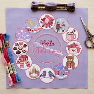 Könnte beinhalten: Ein Kreuzstich-Design auf lavendelfarbenem Stoff mit einer kreisförmigen Anordnung von Bildern zum Valentinstag. Das Design umfasst Herzen, Paare und den Text "Hello February". Stickgarn und eine Schere sind ebenfalls zu sehen.