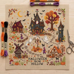 Peut inclure: Un motif de point de croix sur tissu beige intitulé HALLOWEEN IN THE HOLLOW, représentant une maison hantée, un moulin, une tour d'horloge, des citrouilles, des fantômes, des sorcières et des arbres d'automne. Inclut du fil et des ciseaux.