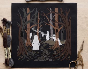 Halloween-Geisterwald-Kreuzstichmuster, gruselige Waldlandschaft, düsterer Cottagecore-Stil, unheimlicher Spukwald, Zählmuster-Kreuzstich
