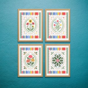 Puede incluir: Cuatro l&aacute;minas de arte floral enmarcadas. Cada l&aacute;mina presenta un dise&ntilde;o de punto de cruz de flores, incluyendo girasoles, tulipanes y crisantemos, dentro de un borde ovalado decorativo. Los marcos son de color marr&oacute;n claro y el fondo es turquesa.