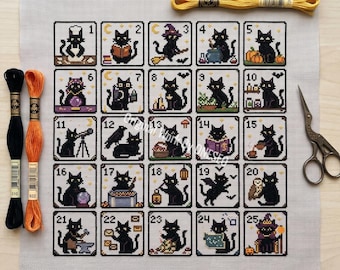 Pode incluir: Um painel de tecido para ponto cruz com uma grade de vinte e cinco quadrados, cada um retratando um gato preto em várias atividades, numerados de um a vinte e cinco. Estão incluídos novelos de linha preta, laranja, roxa e amarela e tesouras de metal.