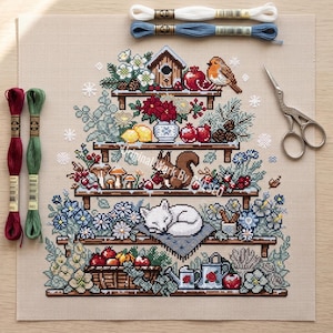 Puede incluir: Un patrón de punto de cruz sobre tela beige con un diseño de estantes escalonados que muestra un pájaro, una ardilla y un zorro. Los estantes contienen flores, frutas, setas y una regadera. Cuatro madejas de hilo y tijeras plateadas están cerca.