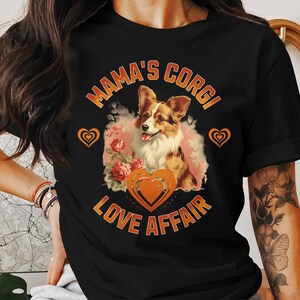 Mama's Corgi Love Affair Graphic Tee, Słodka koszulka dla miłośników psów, Kwiatowy wzór Corgi, Codzienna odzież