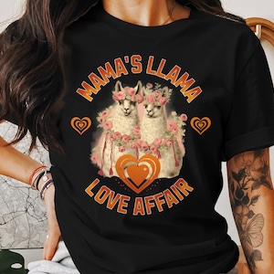Mama's Llama Love Affair T-shirt, kwiatowy t-shirt z grafiką alpaki, prezent na dzień matki, słodka koszulka ze zwierzątkiem dla niej
