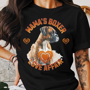 Koszulka z grafiką Mama's Boxer Love Affair, koszulka dla miłośników psów, prezent dla mamy psa boksera, modna koszulka dla właściciela zwierzaka, wyjątkowa odzież dla miłośników psów, odzież codzienna