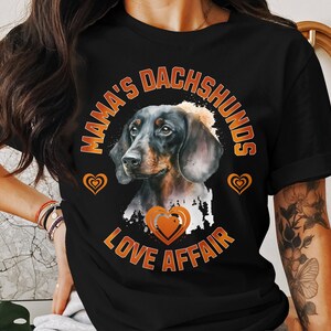 Koszulka Mama's Dachshunds Love Affair, koszulka dla miłośników psów, prezent dla właścicieli zwierząt, graficzna koszulka z akwarelowym jamnikiem