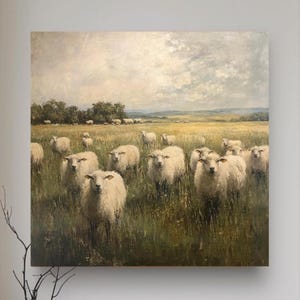 Könnte beinhalten: Ein quadratischer Wandkunstdruck, der eine Herde weißer Schafe zeigt, die auf einer weiten, grasbewachsenen Wiese unter einem bewölkten, bedeckten Himmel grasen. Die Szene zeigt mehrere Schafe im Vorder- und Mittelgrund sowie Bäume in der Ferne.