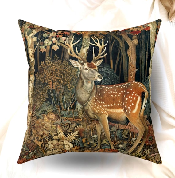Hirsch im Wald Herbstkissen William Morris inspiriert, von der Natur inspiriertes Wohnkultur, dekoratives Herbstkissen, rustikaler Waldakzent