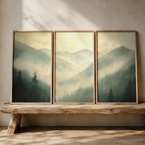 Set med 3 väggkonstverk med dimmigt berg, triptyk med skogslandskap, stämningsfulla vintergröna tryck, rustik stugdekoration med natur, trio av lugn skog