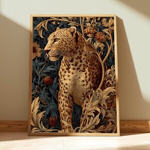 Puede incluir: Una impresión de arte mural rectangular enmarcada que presenta un leopardo con pelaje moteado de pie entre un denso follaje azul oscuro y hojas de acanto de color marrón dorado. El leopardo está de perfil, mirando a la izquierda, entre patrones botánicos.