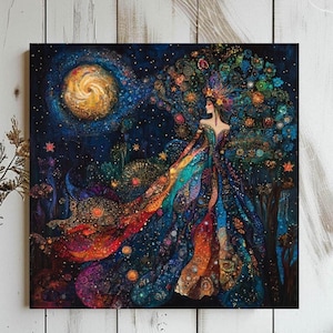 Pode incluir: Uma vibrante impressão de arte quadrada retratando uma mulher em um vestido esvoaçante, contra um céu noturno estrelado. O vestido apresenta um arco-íris de cores, com detalhes e padrões intrincados. Uma grande galáxia turbilhonante e elementos celestes completam a cena.
