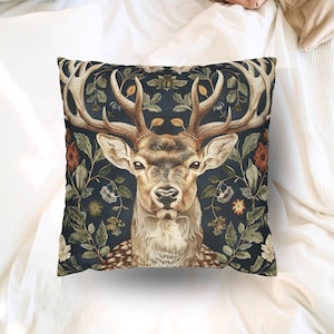 Cojín vintage de ciervo con diseño de bosque inspirado en William Morris, funda de cojín de ciervo, decoración de sala de estar con temática de vida silvestre, cojín caprichoso