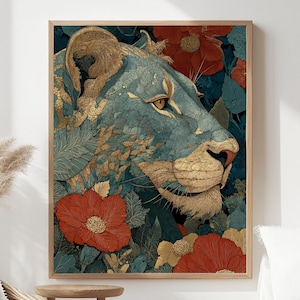 Puede incluir: Una impresión de arte mural rectangular que muestra el perfil de una cabeza de león en tonos azules y dorados, rodeada de grandes flores rojas y follaje verde azulado oscuro. El león presenta líneas intrincadas y una textura.