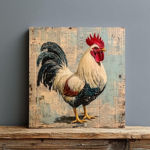Può includere: Dipinto di un gallo su un pannello di legno. Il gallo ha piume bianche, rosse, nere e blu. Lo sfondo è un collage di ritagli di giornale sbiaditi con un lavaggio azzurro. Il gallo è su una superficie di legno.