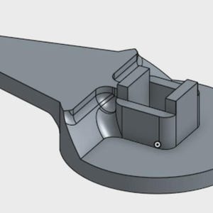 Pode incluir: Um componente mecânico cinza com uma base circular conectada a um braço cônico e alongado. O centro da base circular contém uma estrutura elevada de formato quadrado com um interior oco, demonstrando uma engenharia geométrica precisa.