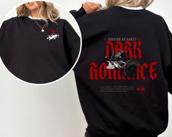 Peut inclure: Sweat-shirt noir avec un imprimé graphique d'une rose et le texte "Passion so sweet, Dark Romance".