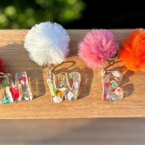 Llavero de letras de flores secas, llavero de resina, llavero personalizado, llavero de mochila, regalo de llavero, regalos de menos de 10 dólares, resina transparente