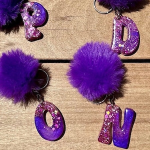 Chaveiro roxo com letras com glitter rosa, chaveiro de resina, chaveiro personalizado, chaveiro de mochila, presente de chaveiro, presentes abaixo de 10 dólares