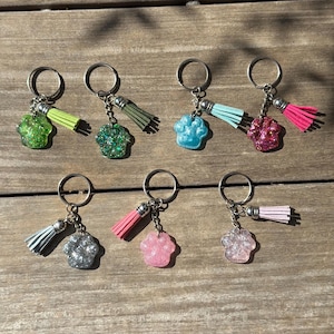Chaveiro de cachorro, pegada de pata, chaveiro de animal de estimação, chaveiro de letra, chaveiro de resina, chaveiro, chaveiro personalizado, presente de chaveiro, chaveiro de glitter