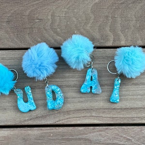 Llavero con letra de purpurina azul, Llavero de resina, Llavero, Llavero personalizado, Llavero de mochila para niños, Llavero de regalo, Llavero con purpurina