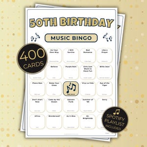 Può includere: Una scheda di gioco Music Bingo per un 50° compleanno con una griglia di titoli di canzoni, uno spazio libero centrale con note musicali e due badge circolari con scritto 400 CARDS e SPOTIFY PLAYLIST INCLUDED. Testo nero su sfondo bianco.