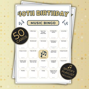 Può includere: Una cartella di bingo musicale per il 40° compleanno con una griglia di titoli di canzoni e nomi di artisti. La cartella include uno spazio libero centrale con note musicali, un'etichetta 50 cards e un badge Spotify playlist included su sfondo bianco.