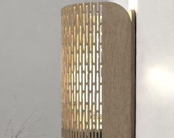 Könnte beinhalten: Eine Wandleuchte aus Holz mit einem zylindrischen Schirm mit vertikalen Ausschnitten. Die Leuchte besteht aus 4 mm Sperrholz und ist an einer Wand befestigt. Die Worte "DIGITALER DOWNLOAD" stehen oben im Bild. Das Design ist modern und minimalistisch.
