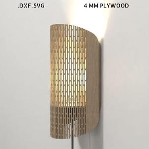 Puede incluir: Aplique de pared de madera con un diseño ranurado, que emite un brillo cálido. El aplique está hecho de madera contrachapada de 4 mm y es una descarga digital. El texto "DESCARGA DIGITAL" y ".DXF .SVG" son visibles.