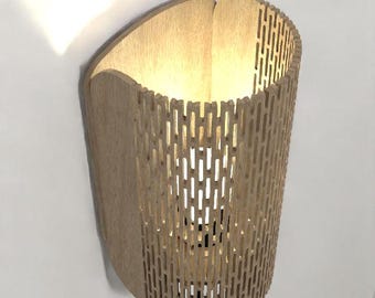 Könnte beinhalten: Eine Wandleuchte aus Holz in hellem Beige. Die Leuchte hat ein gebogenes, offenes Design mit vertikalen Aussparungen, durch die das Licht gefiltert wird. Sie ist an einer weißen Wand montiert und hat ein schwarzes Kabel.