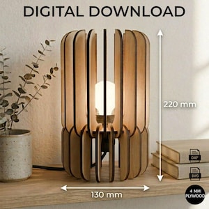 Op de afbeelding: Een houten lamp met een sleufontwerp, 13 cm breed en 22 cm hoog, met een gloeilamp erin. De lamp is gemaakt van multiplex en staat op een houten plank. De tekst "DIGITAL DOWNLOAD" staat bovenaan.