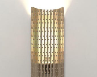 Könnte beinhalten: Eine hölzerne Wandleuchte mit zylindrischem Design und vertikalen Ausschnittmustern. Die Leuchte besteht aus 4 mm Sperrholz und strahlt warmes Licht aus. Text auf dem Bild lautet "DIGITALER DOWNLOAD .DXF .SVG 4 MM SPERRHOLZ."