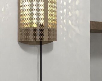 Könnte beinhalten: Eine Wandleuchte aus Holz mit einem geometrischen Muster. Die Leuchte ist aus 4 mm Sperrholz gefertigt, wobei der gemusterte Teil 3 mm dick ist. Die Leuchte wird von innen beleuchtet und strahlt ein warmes Licht ab. Der Text '.DXF .SVG 4 MM PLYWOOD (3 MM FOR THE PATTERNED BENT PART) DIGITAL DOWNLOAD' ist oben und unten im Bild sichtbar.