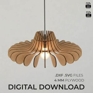 Può includere: Una lampada a sospensione in legno con un design unico e stratificato. La lampada è realizzata in compensato marrone chiaro e presenta una serie di forme curve a forma di petalo. Il testo sull'immagine dice "DXF .SVG FILES" e "DOWNLOAD DIGITALE".
