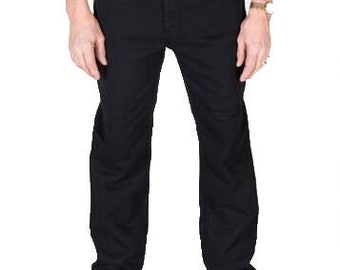 Könnte beinhalten: Schwarze Jeans mit geradem Bein und klassischer Passform.