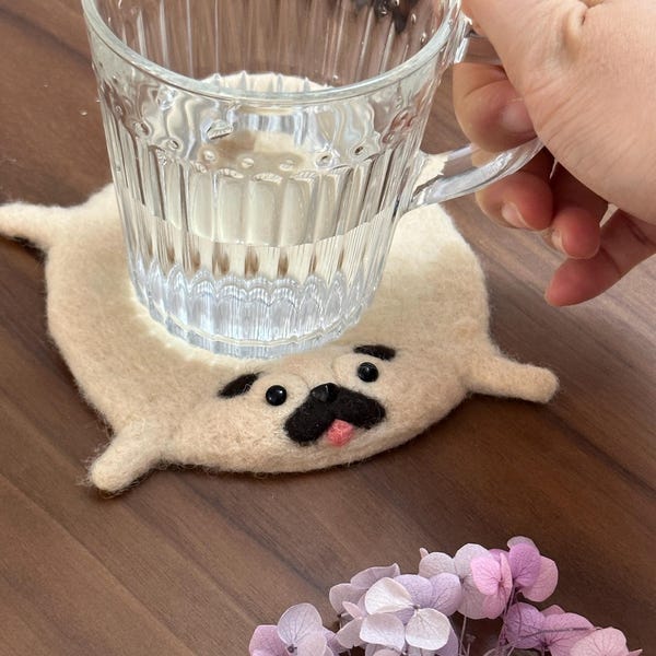 Posavasos hecho a mano, fieltro de aguja, carlino, foca, taza, perro, personalizado, regalo, decoración, regalo para ella, regalo para él, cocina, accesorio divertido