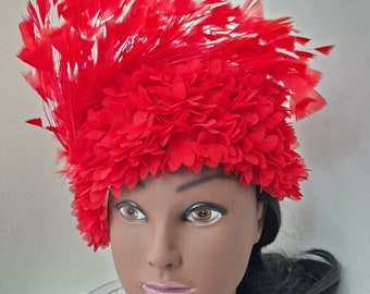Chapeau à fleurs rouges et plumes. Parfait pour la fête des mères !!