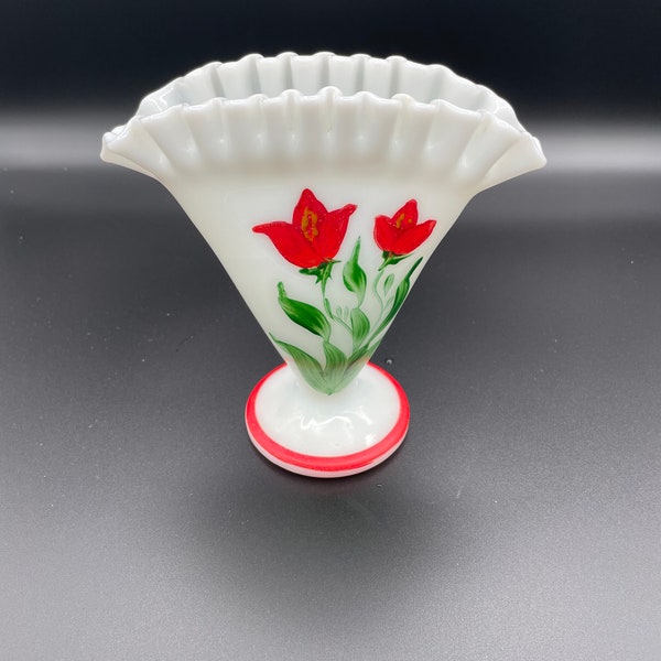 Zeldzame rode tulp Fenton melkglazen vaas: handgeschilderde schoonheid met rode rand. Vintage charme - 6" hoog, zeldzame vondst, onberispelijke staat!