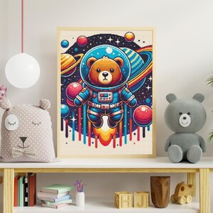 Könnte beinhalten: Eine farbenfrohe Illustration eines Bären, der einen Astronautenanzug trägt und durch den Weltraum fliegt. Der Bär ist von Planeten, Sternen und einer Raketenspur umgeben.